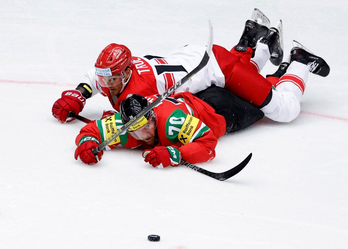 19-18-17-2025-05-16t184551z-1517699359-up1el5g15bfe8-rtrmadp-3-icehockey-world-h.jpg