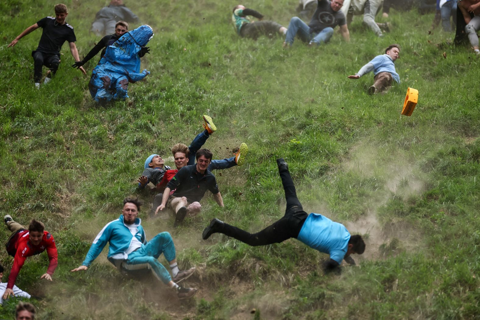 21-17-2025-05-26t135107z-520401203-rc2opea0vxx5-rtrmadp-3-britain-cheese-rolling.jpg