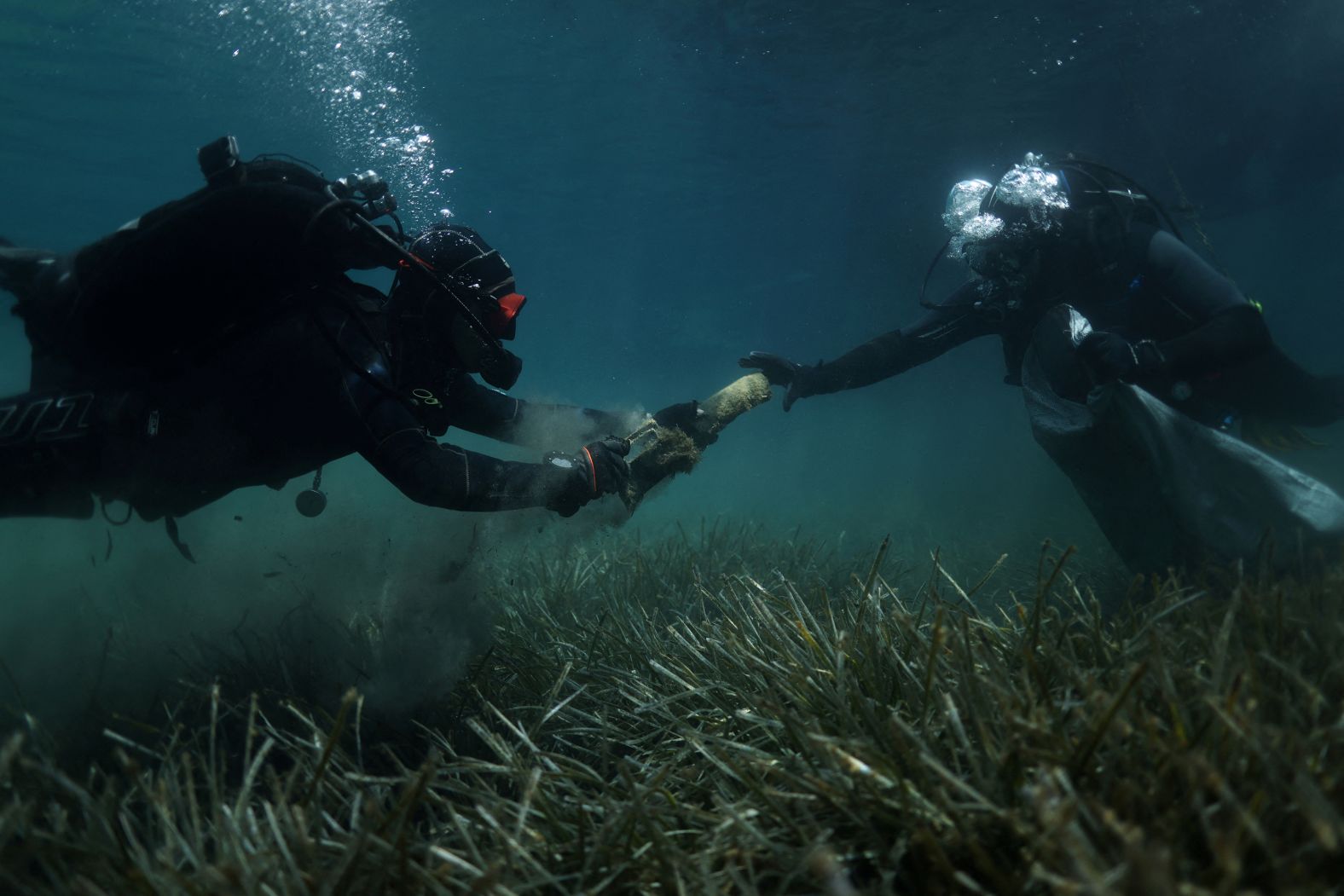 28-xx-2025-05-27t073935z-2027969-rc2aoea3d76o-rtrmadp-3-greece-environment-sea-cleanup.jpg