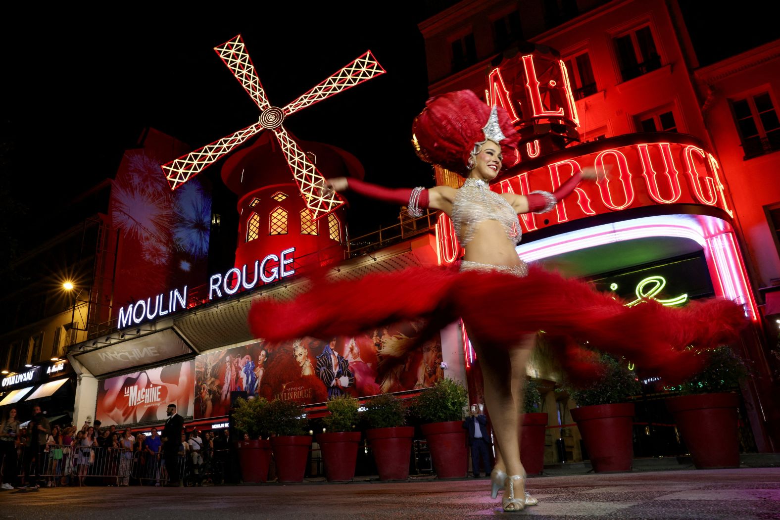 20-19-2025-07-11t132005z-1369218722-rc2xjfa9g99h-rtrmadp-3-france-moulinrouge.jpg